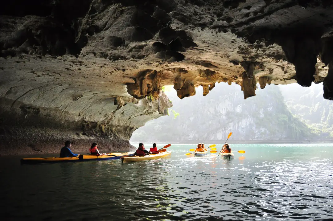 Des amateurs d'aventure en kayak dans une grotte pittoresque Bai tu long.jpg