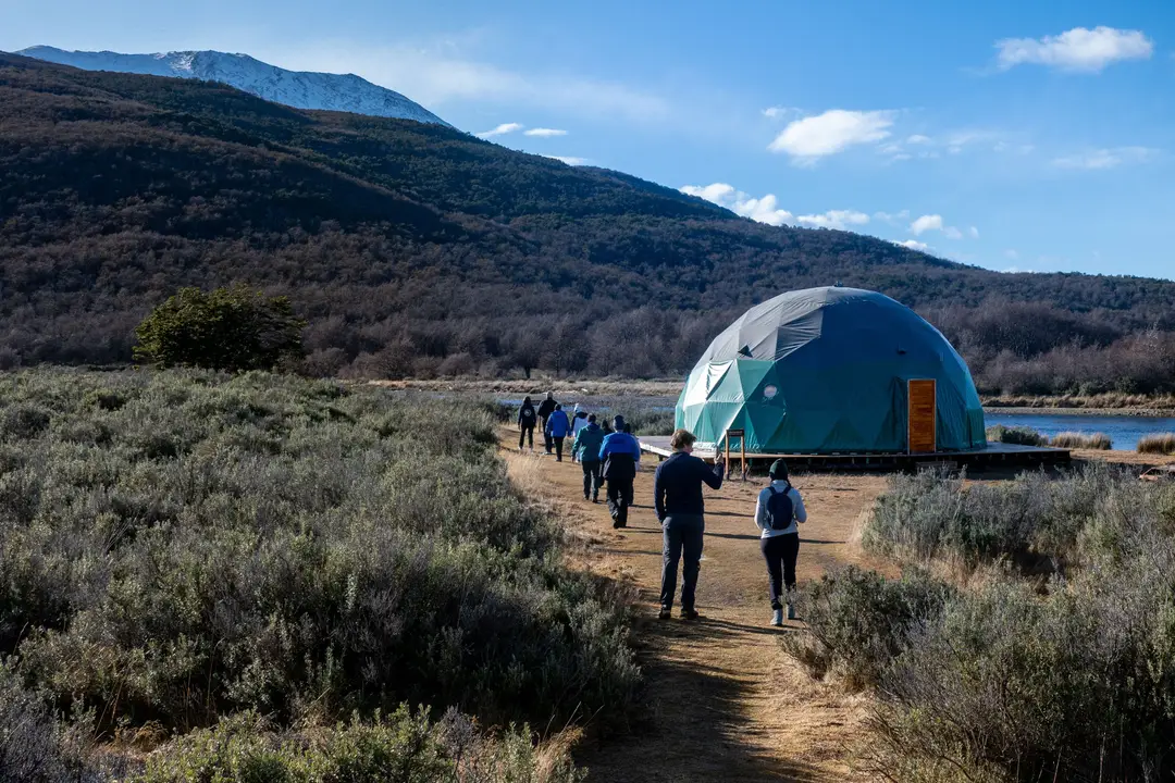 Dôme géodésique dans un environnement naturel en Terre de Feu
