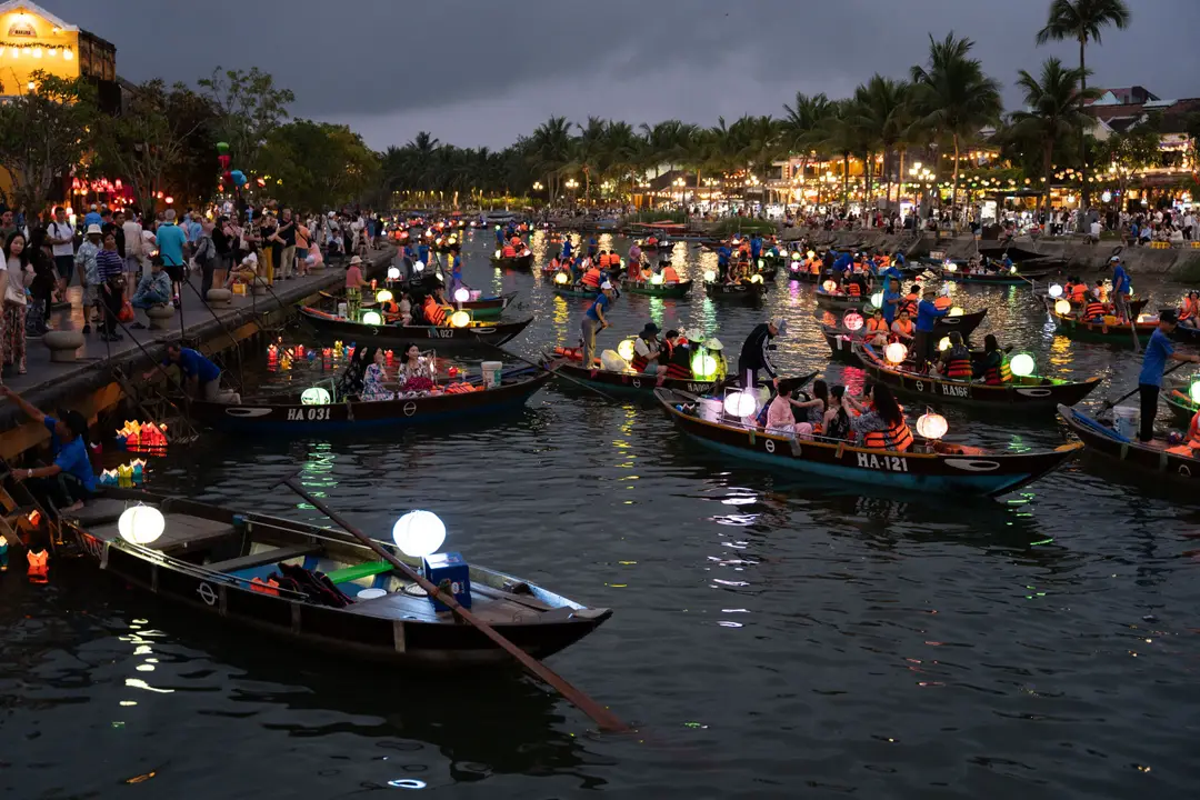 Des bateaux de lanternes lorsd'un festival à Hoi An au Vietnam.jpg