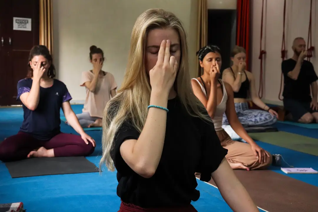 Des élèves de yoga pratiquant la méditation