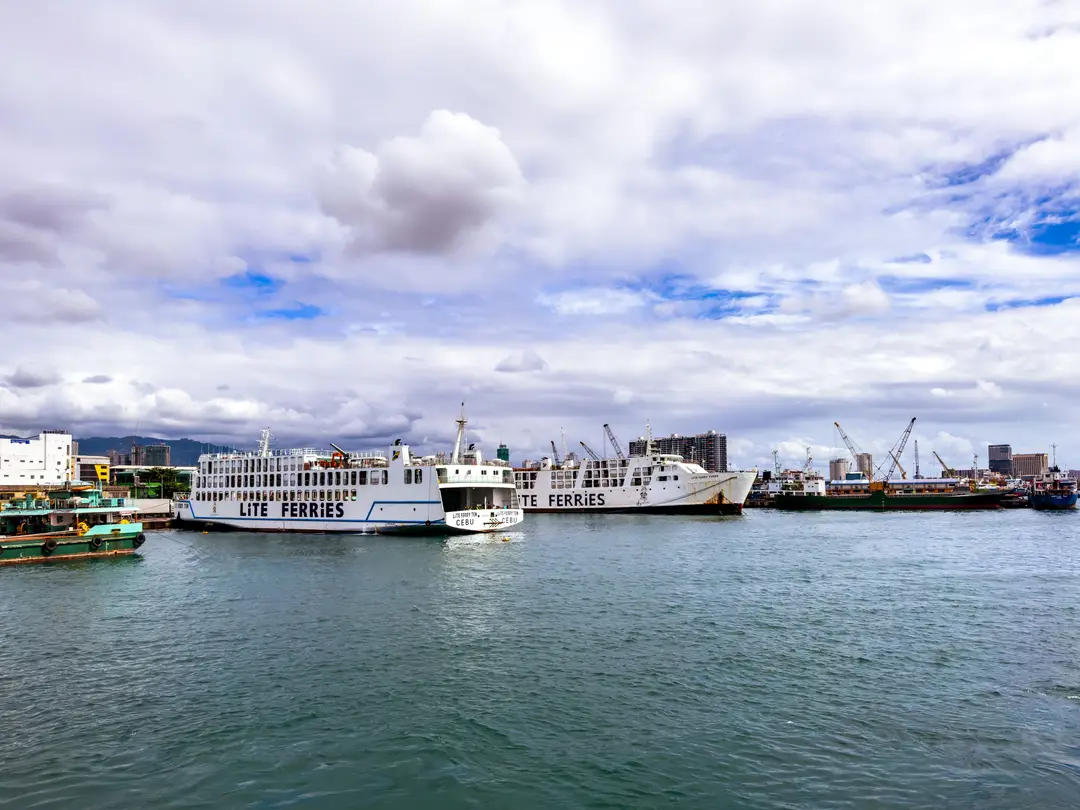 Des ferries ont accosté dans un port animé de Cebu City
