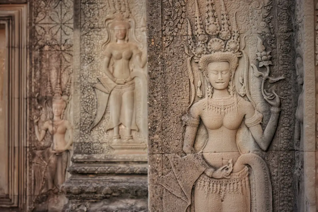 Des sculptures en pierre détaillées représentant des apsaras ornent les anciens murs d'Angkor Wat, au Cambodge