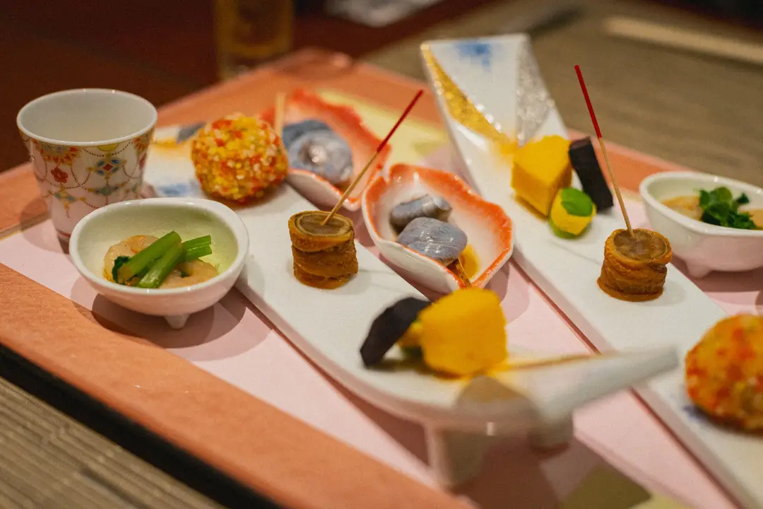 Des plats de Kaiseki japonais soigneusement disposés, mettant en valeur l'art culinaire