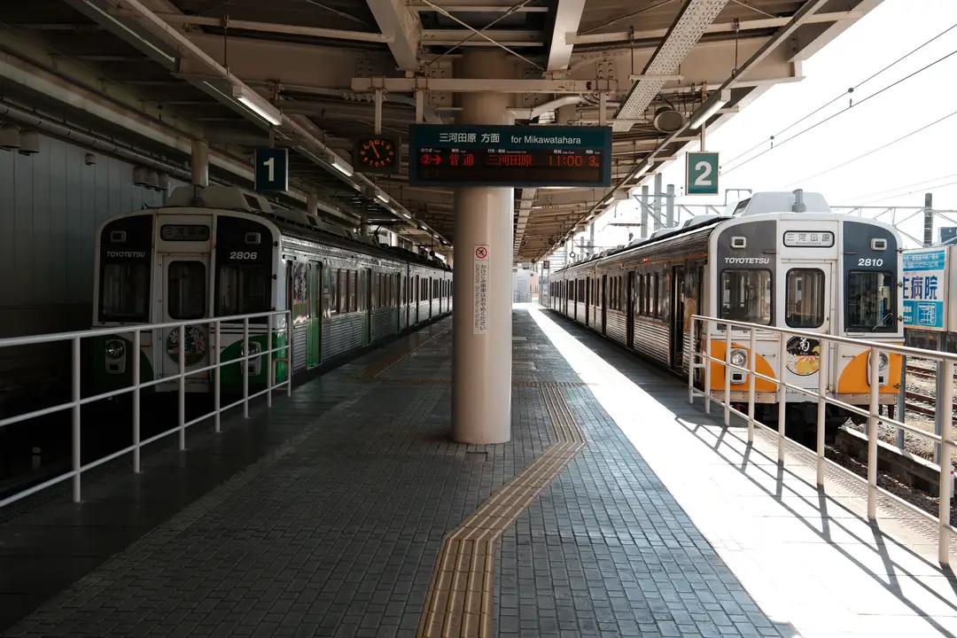 Deux trains Toyotetsu à la gare de Toyohashi au Japon.jpg