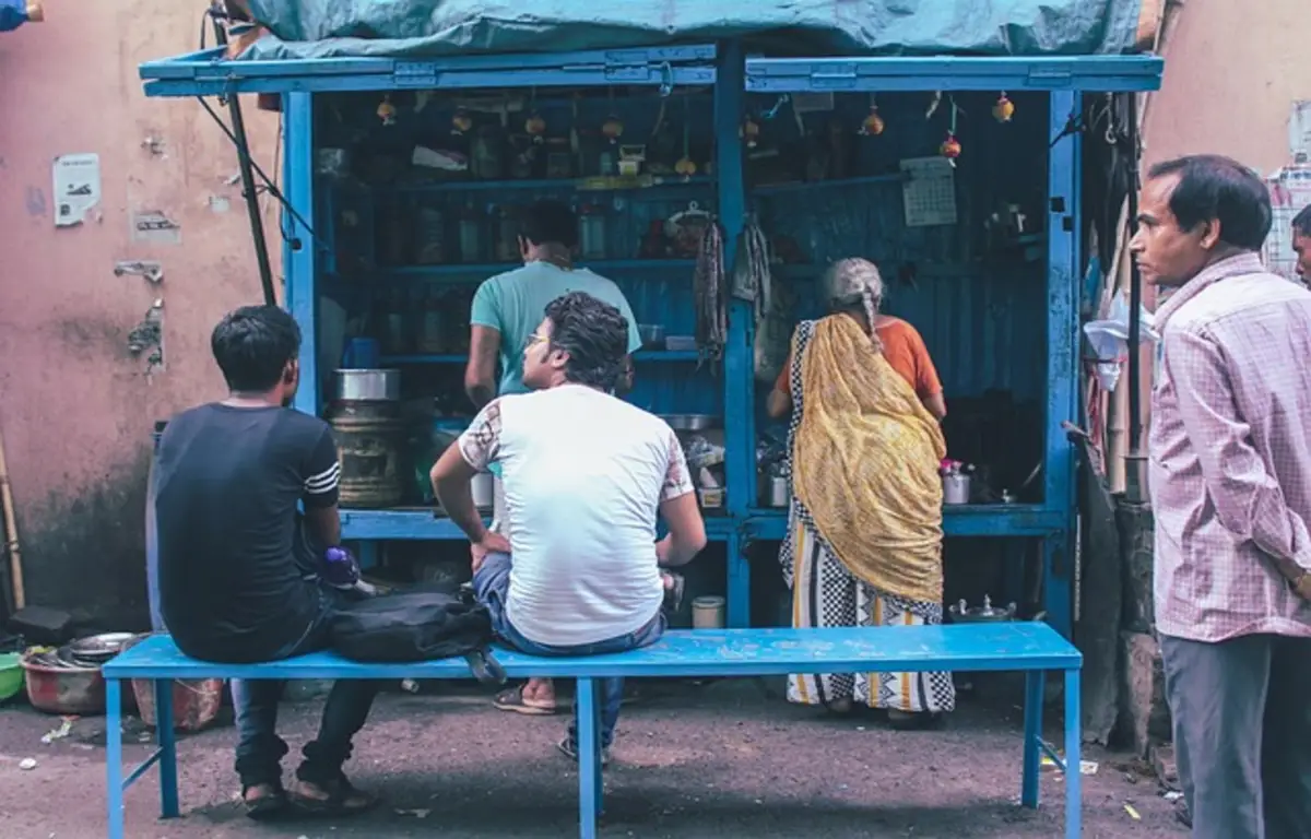 Voyage en Inde - Les participants à la fête de Durga sont assis.