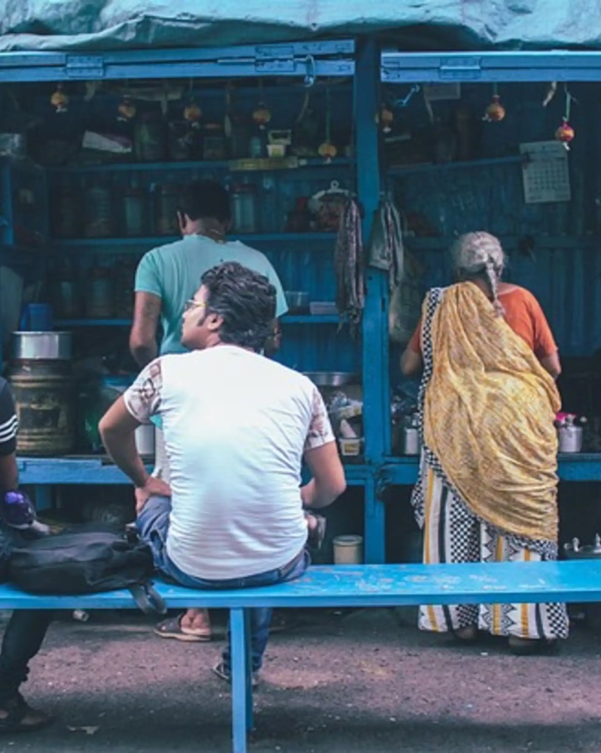 Voyage en Inde - Les participants à la fête de Durga sont assis.