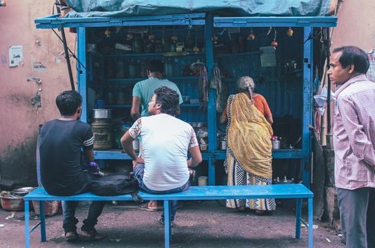 Voyage en Inde - Les participants à la fête de Durga sont assis.