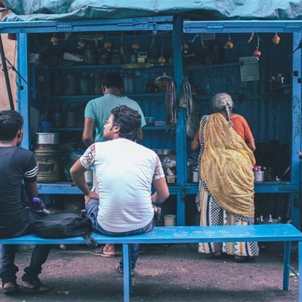 Voyage en Inde - Les participants à la fête de Durga sont assis.