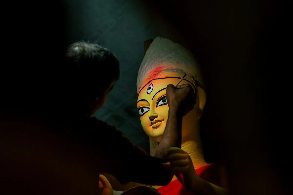Voyage en Inde - Personnes peinture déesse durga puja ----- durga-puja-festival-hindouistes durga puja gens peinture déesse