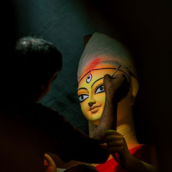 Voyage en Inde - Personnes peinture déesse durga puja ----- durga-puja-festival-hindouistes durga puja gens peinture déesse