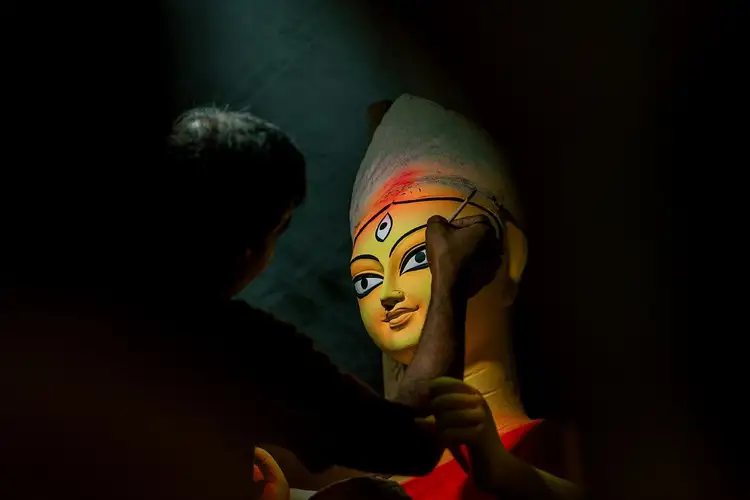 Voyage en Inde - Personnes peinture déesse durga puja ----- durga-puja-festival-hindouistes durga puja gens peinture déesse