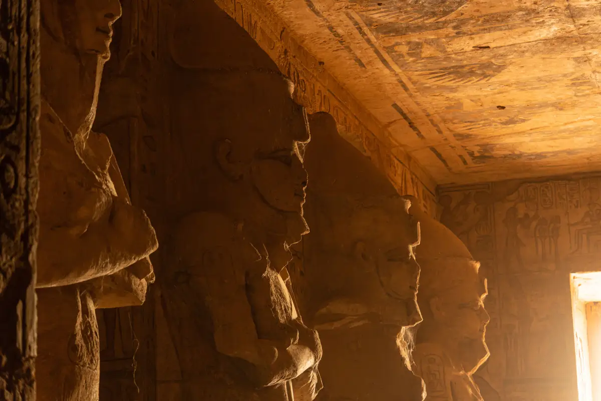 La douce lumière du temple de Ramses II à Abou Simbel en Nubie egyptienne