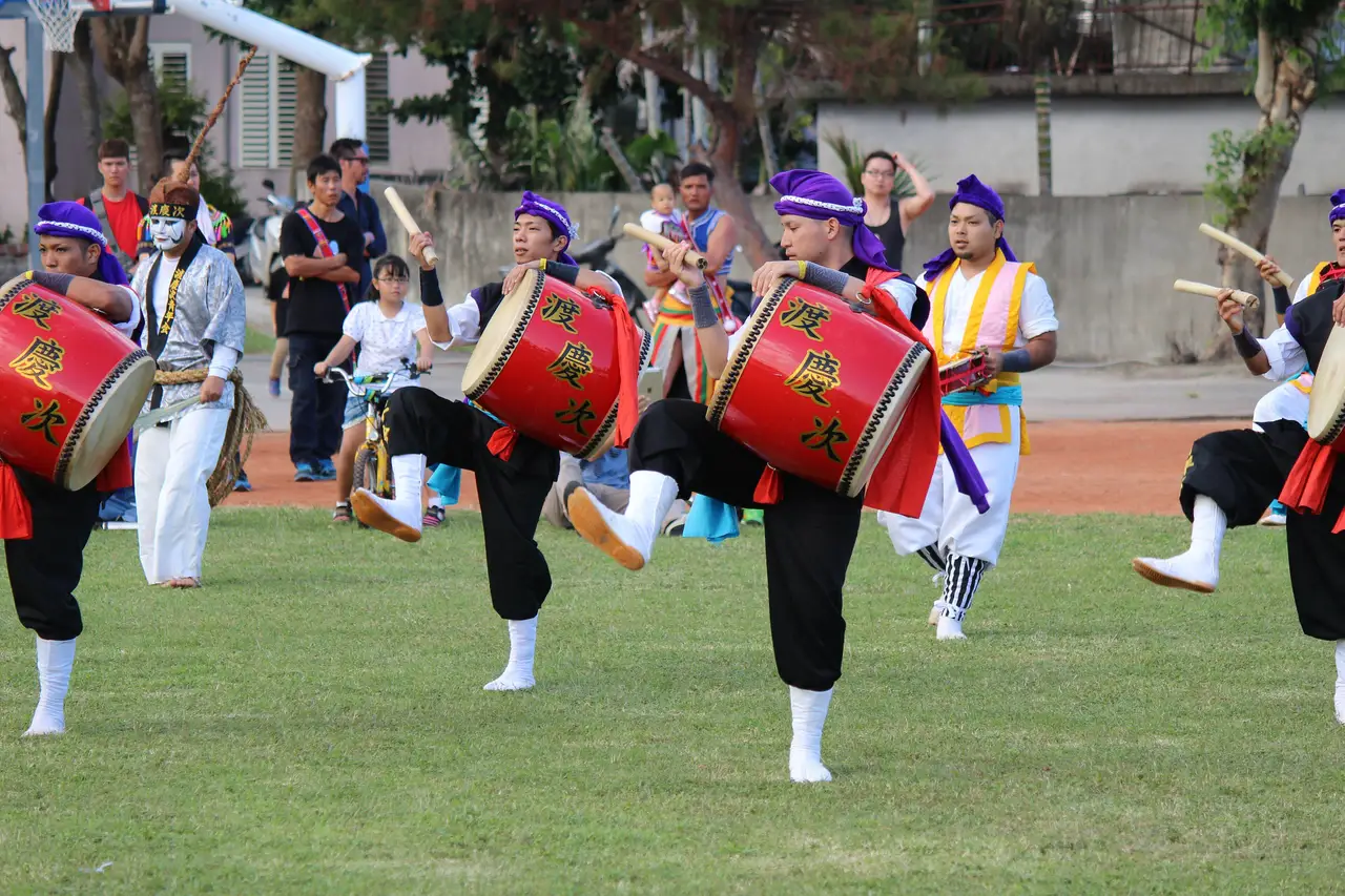 Voyage au Japon — Danse traditionnelle Eisa à Naha, témoignant du riche patrimoine culturel de l'archipel d'Okinawa.