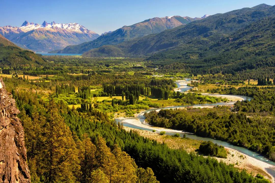 El Bolsón mettant en valeur des vallées luxuriantes, une rivière sinueuse et les montagnes des Andes