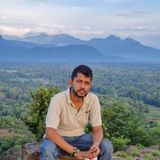 Portrait d’Emil Fernando, expert Shanti Travel pour les Maldives & Sri Lanka, passionné de méditation et de lieux hors-piste de la jungle sri-lankaise.