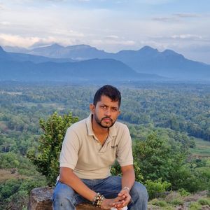 Portrait d’Emil Fernando, expert Shanti Travel pour les Maldives & Sri Lanka, passionné de méditation et de lieux hors-piste de la jungle sri-lankaise.