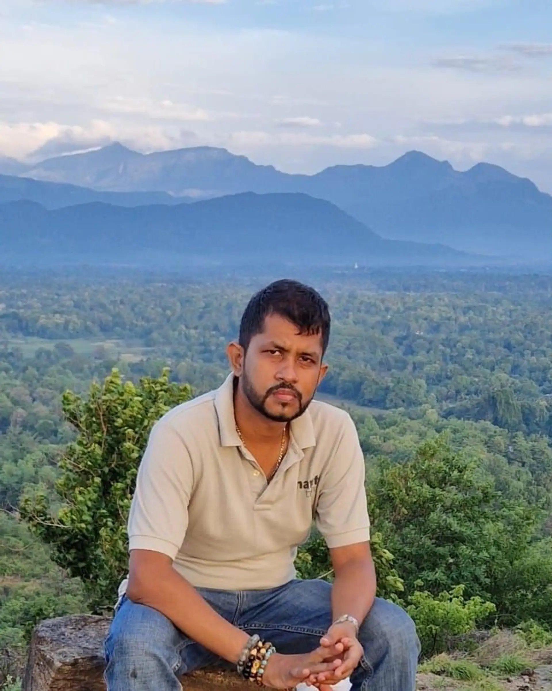 Portrait d’Emil Fernando, expert Shanti Travel pour les Maldives & Sri Lanka, passionné de méditation et de lieux hors-piste de la jungle sri-lankaise.