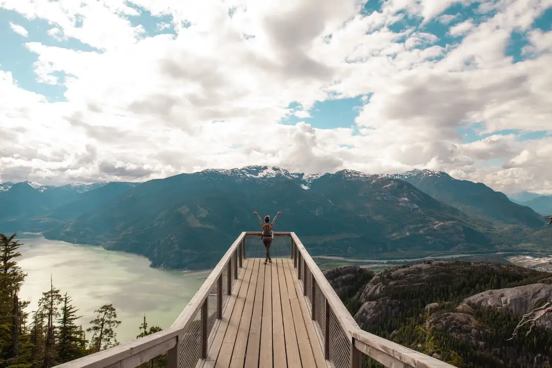 Vue sur la baie Howe et les montagnes depuis la Sea to Sky Gondola, en Colombie-Britannique.