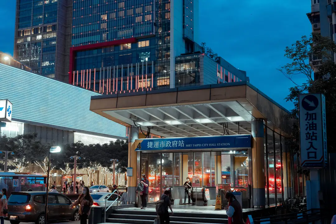 Entrée de MRT animée à Taipei la nuit.jpg