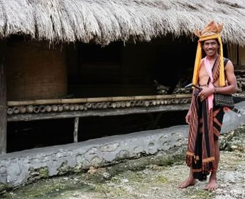 Einheimischer aus Waikabubak steht vor einer Holzhütte