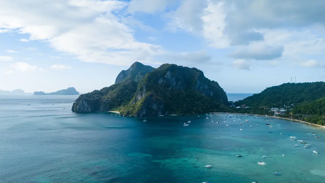 Explorez la magnifique île d'El Nido, avec ses eaux turquoise et ses falaises karstiques luxuriantes