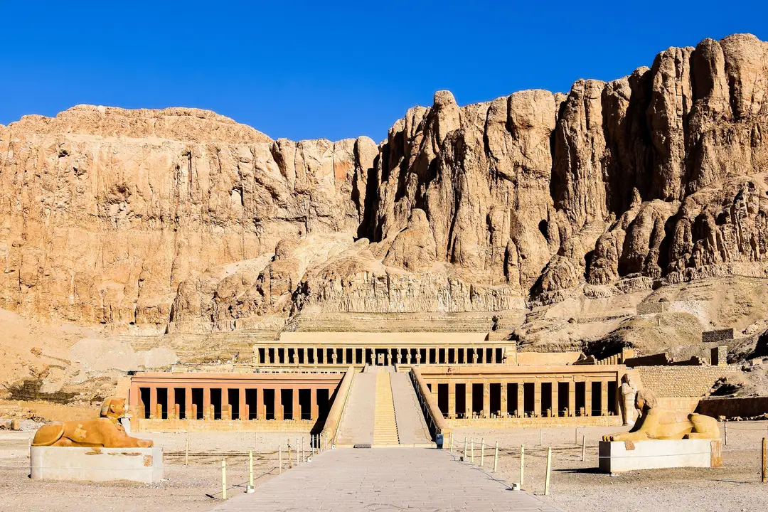 Explorez le temple ancien de Hatshepsut niché dans les falaises de Louxor, en Égypte.