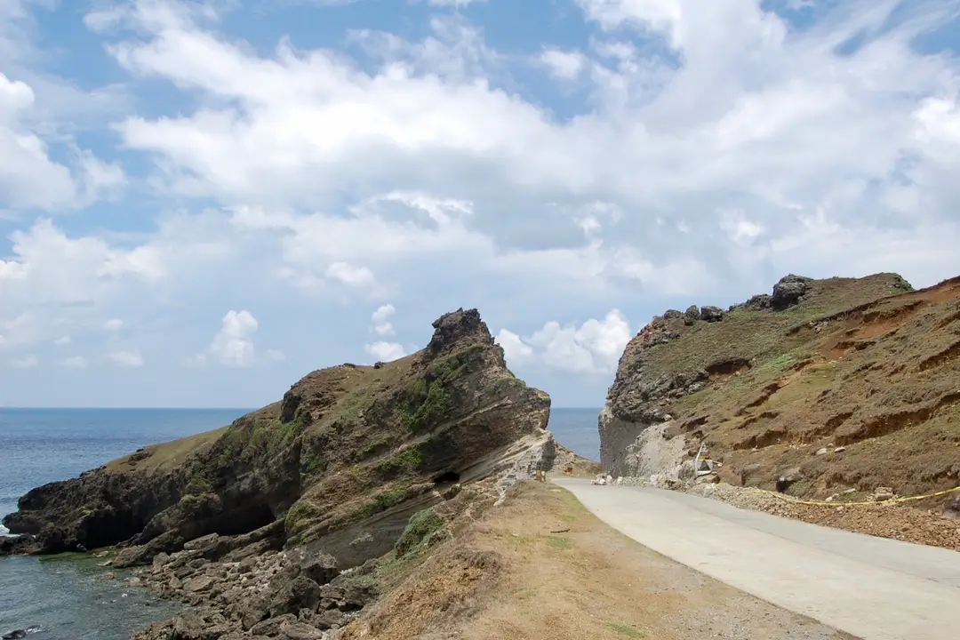 Explorez le paysage côtier rocheux du Col Alapad à Batanes, Philippines.jpg