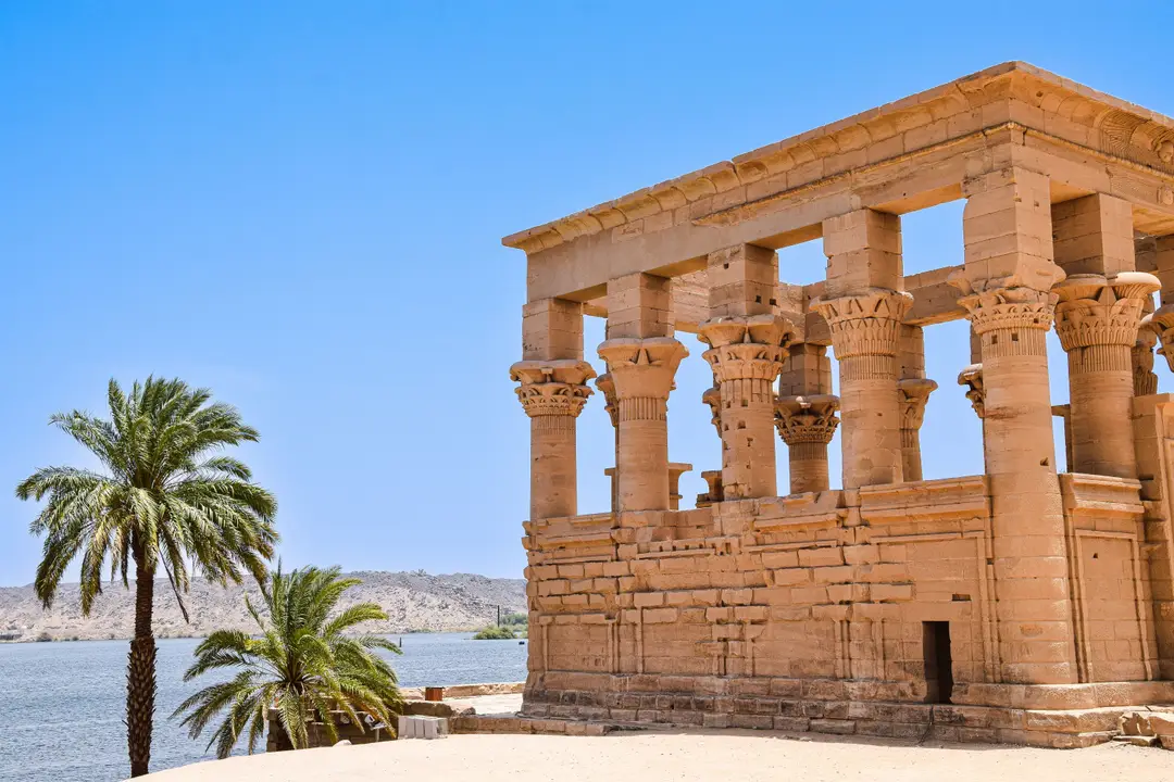 Explorez les majestueuses ruines d'un ancien temple sur le Nil à Assouan, Égypte