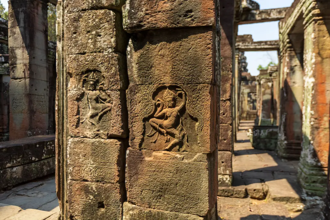 Explorez les sculptures en pierre détaillées d'un ancien temple cambodgien à Siem Reap