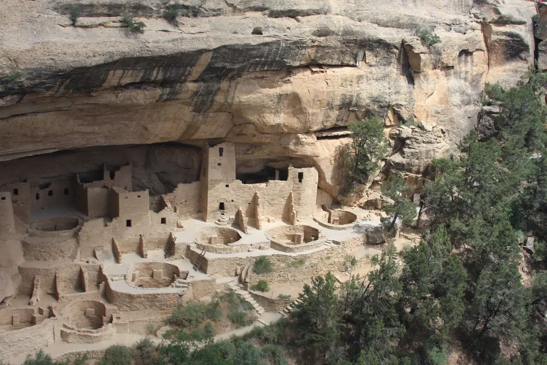 Explorez les superbes ruines du Cliff Palace dans le parc national de Mesa Verde, au Colorado