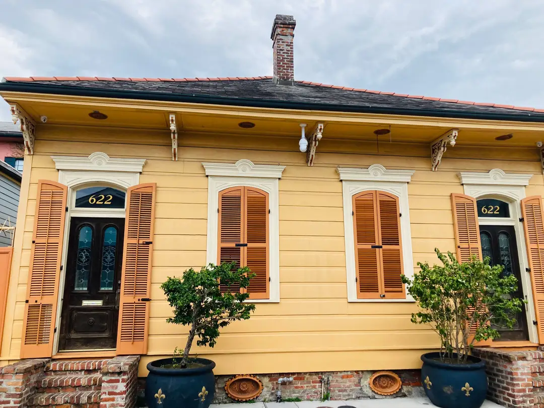 Cottage créole aux volets orange à La Nouvelle-Orléans.