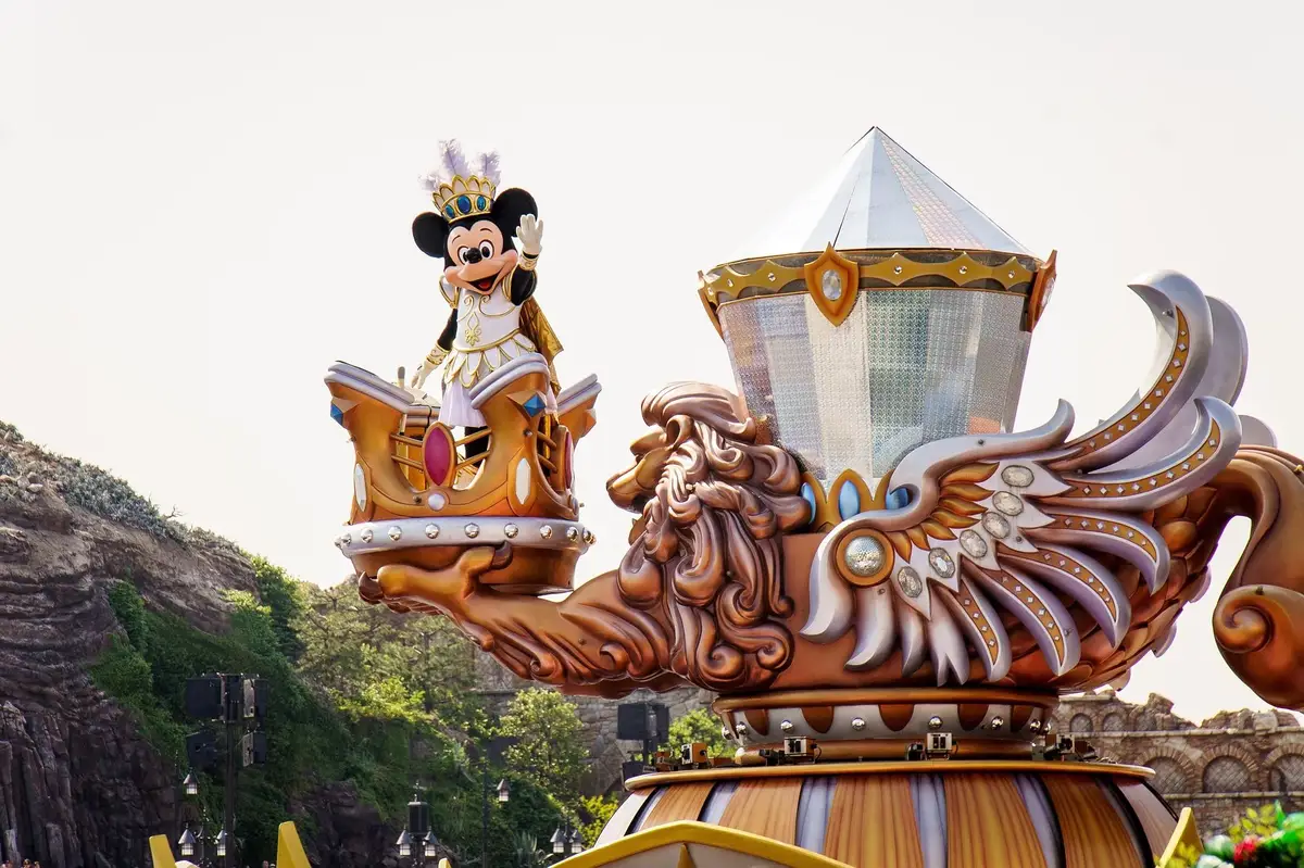 Voyage en Asie – parade Disney à Tokyo avec personnage en costume doré lors d’une sortie en famille