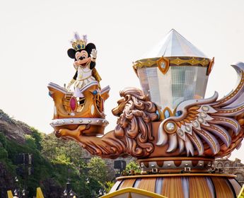 Voyage en Asie – parade Disney à Tokyo avec personnage en costume doré lors d’une sortie en famille