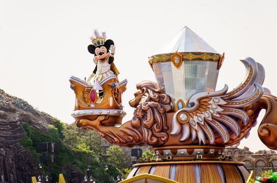 Voyage en Asie – parade Disney à Tokyo avec personnage en costume doré lors d’une sortie en famille