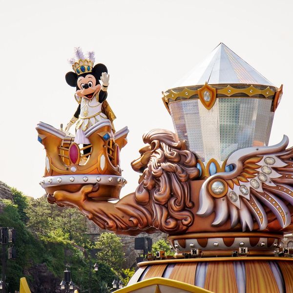Voyage en Asie – parade Disney à Tokyo avec personnage en costume doré lors d’une sortie en famille
