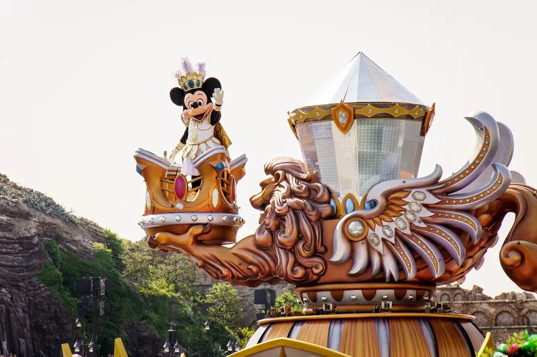 Voyage en Asie – parade Disney à Tokyo avec personnage en costume doré lors d’une sortie en famille