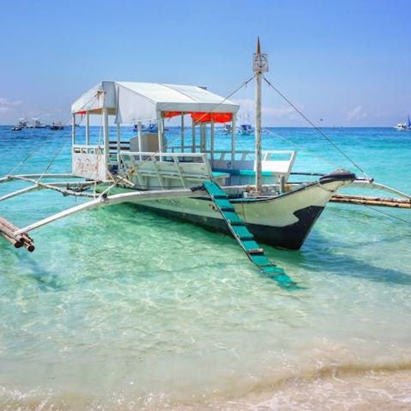 Fahrt mit einem traditionellen Banca Boot zu der Insel Pamilacan