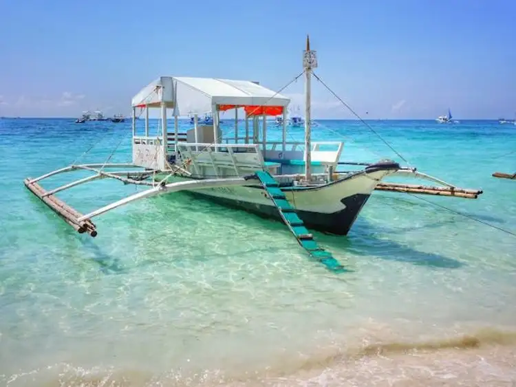 Fahrt mit einem traditionellen Banca Boot zu der Insel Pamilacan