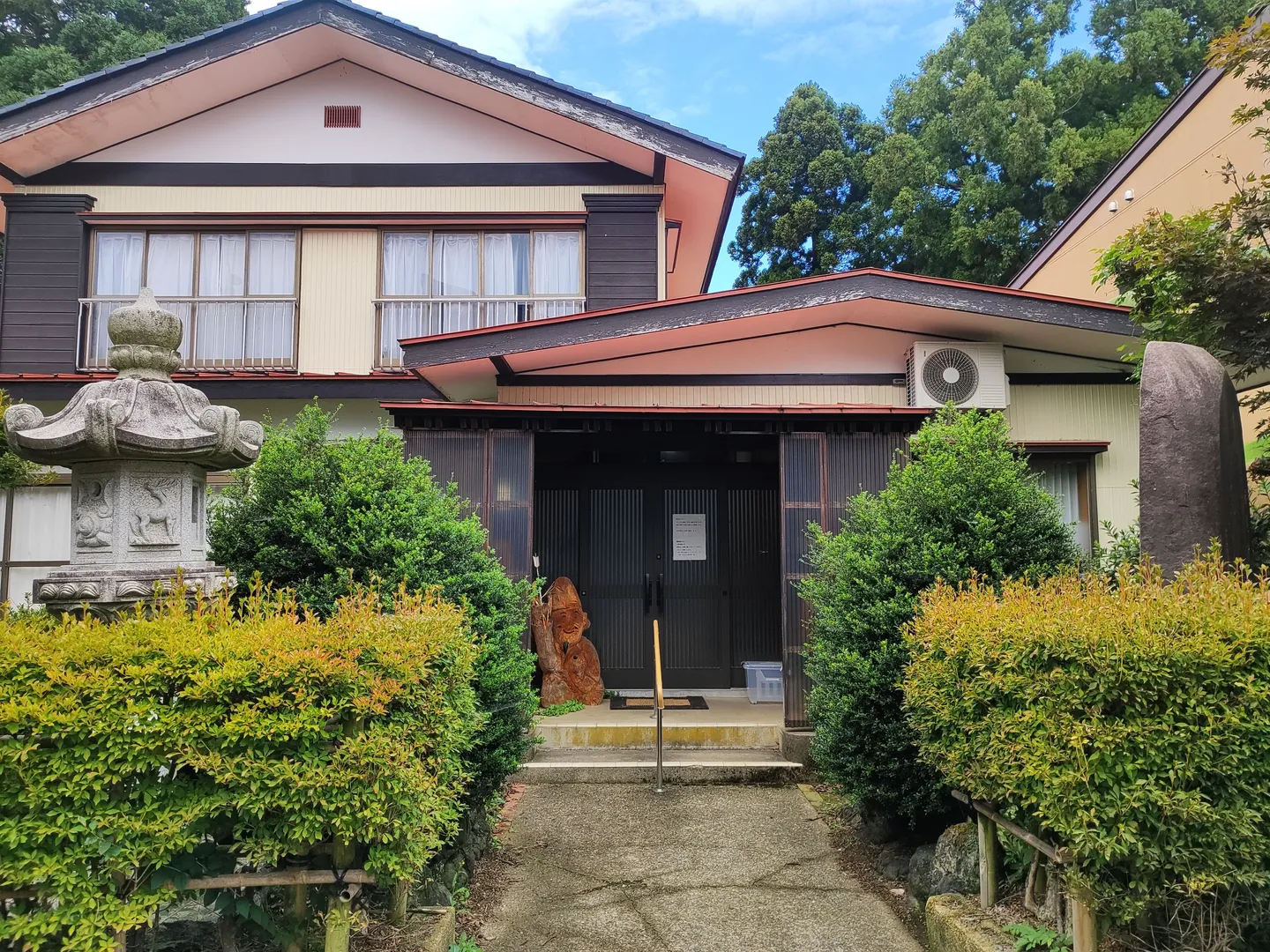 Facade d'un minshuku à Sado à Niigata.
