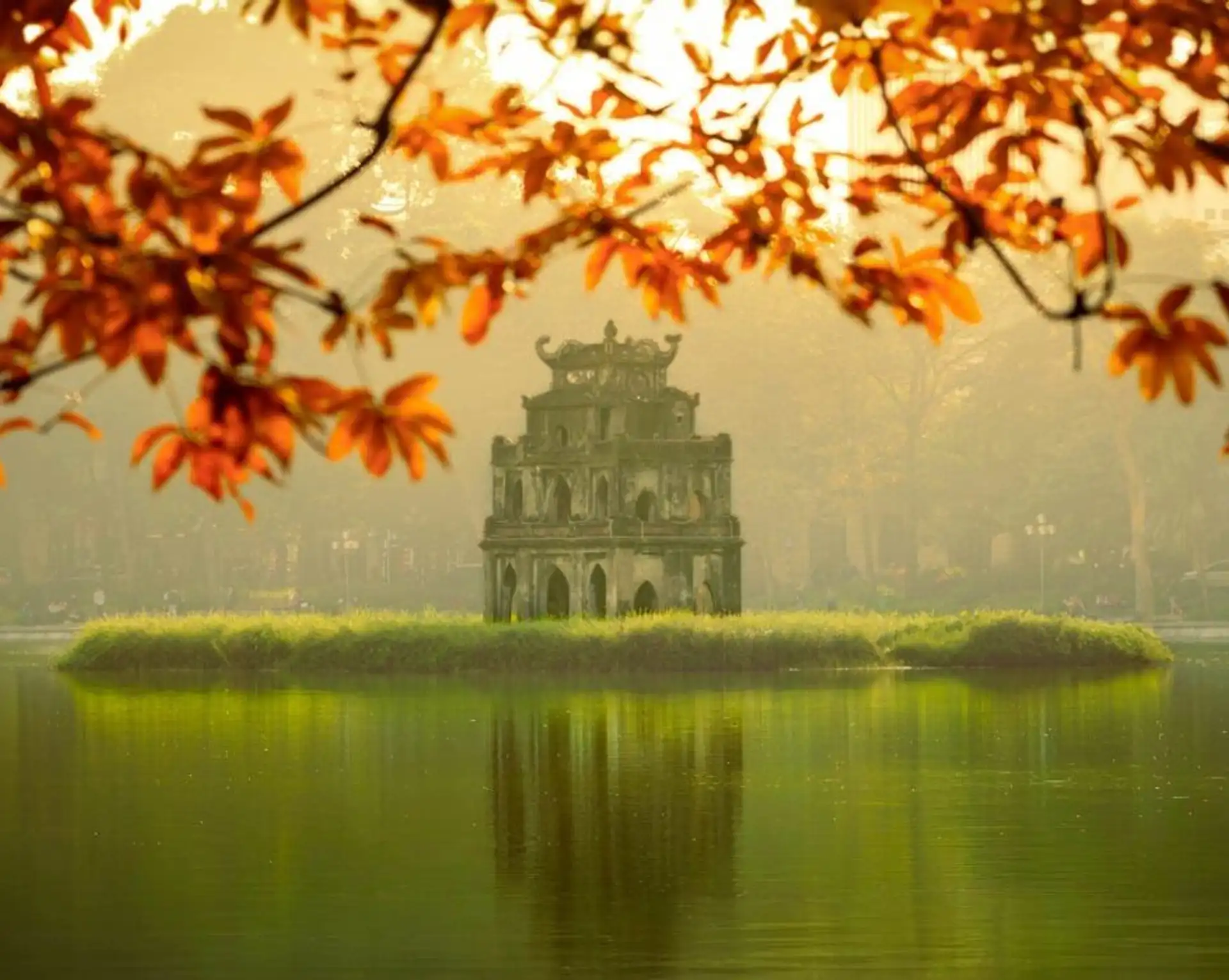 Voyage au Vietnam en automne : la Tour de la Tortue sur le lac Hoan Kiem à Hanoi