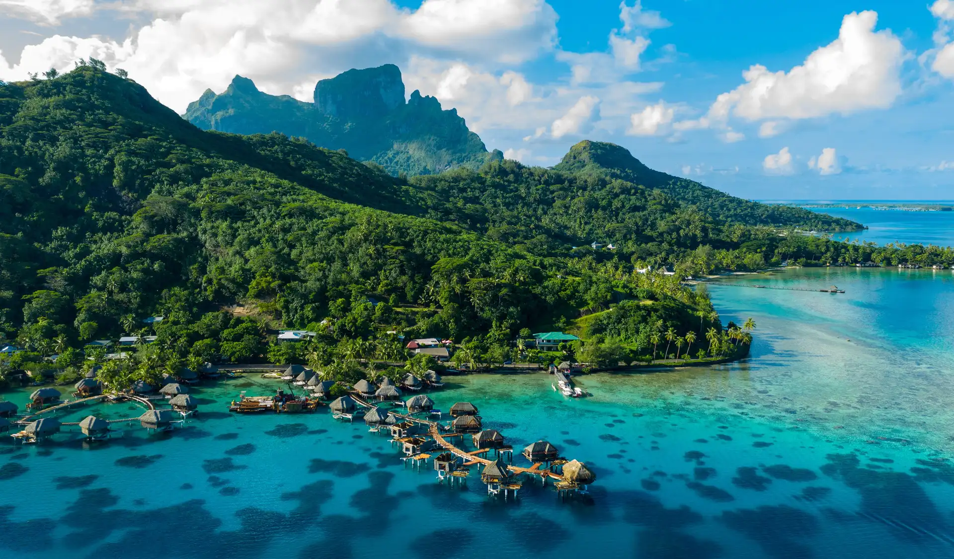 vue aerienne panoramique de l ile volcanique de bora bora entouree par son lagon turquoise cristallin en polynesie francaise