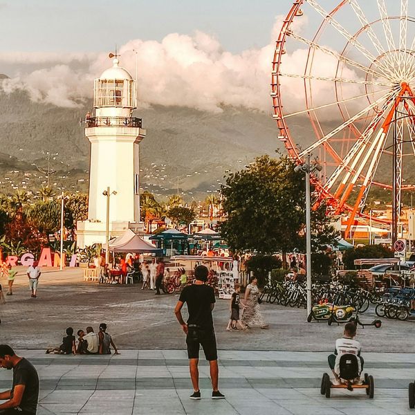 Une balade en famille dans Batoumi au bord de la mer Noire, avec sa grande roue et son phare
