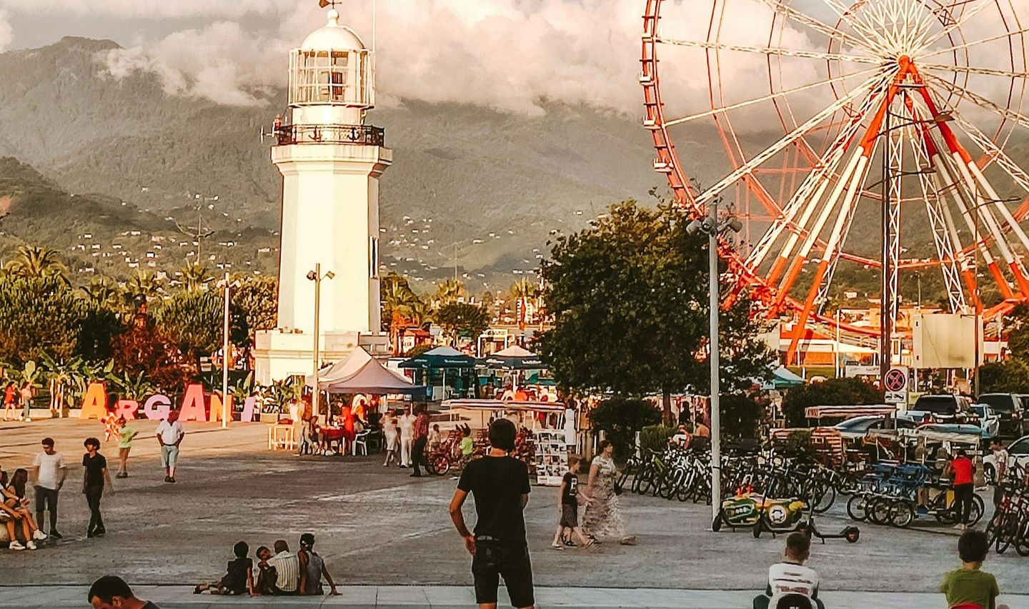 Une balade en famille dans Batoumi au bord de la mer Noire, avec sa grande roue et son phare