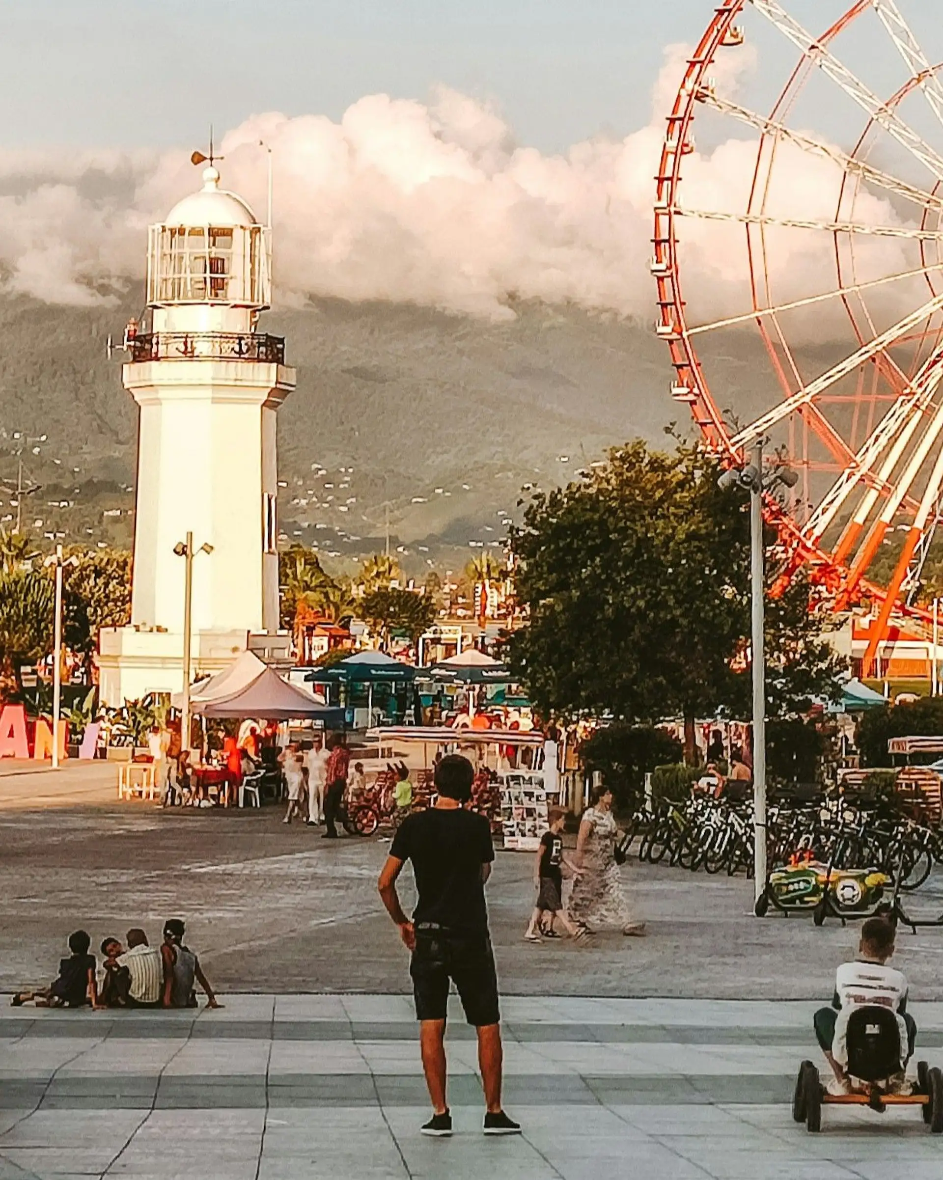 Une balade en famille dans Batoumi au bord de la mer Noire, avec sa grande roue et son phare