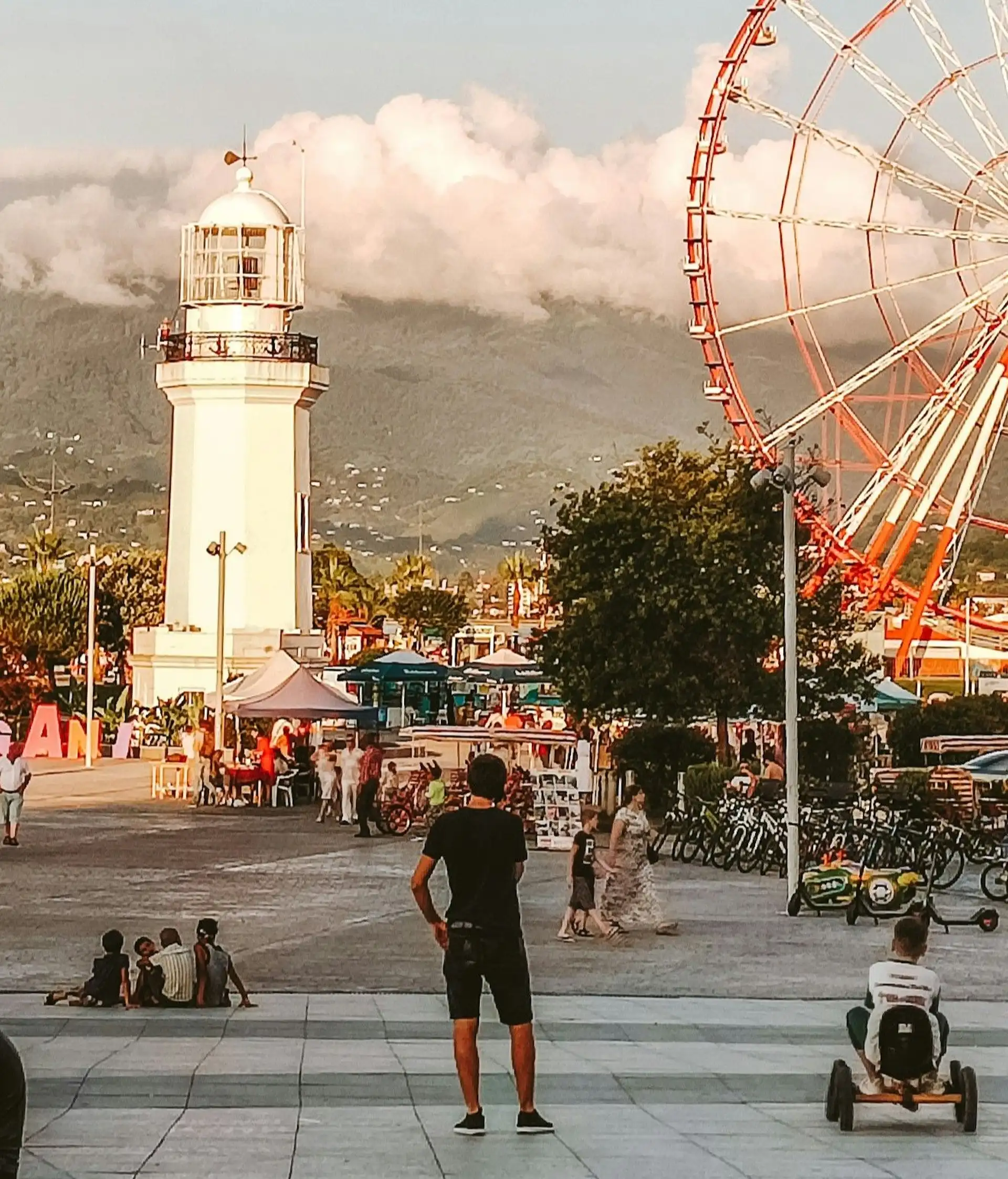 Une balade en famille dans Batoumi au bord de la mer Noire, avec sa grande roue et son phare