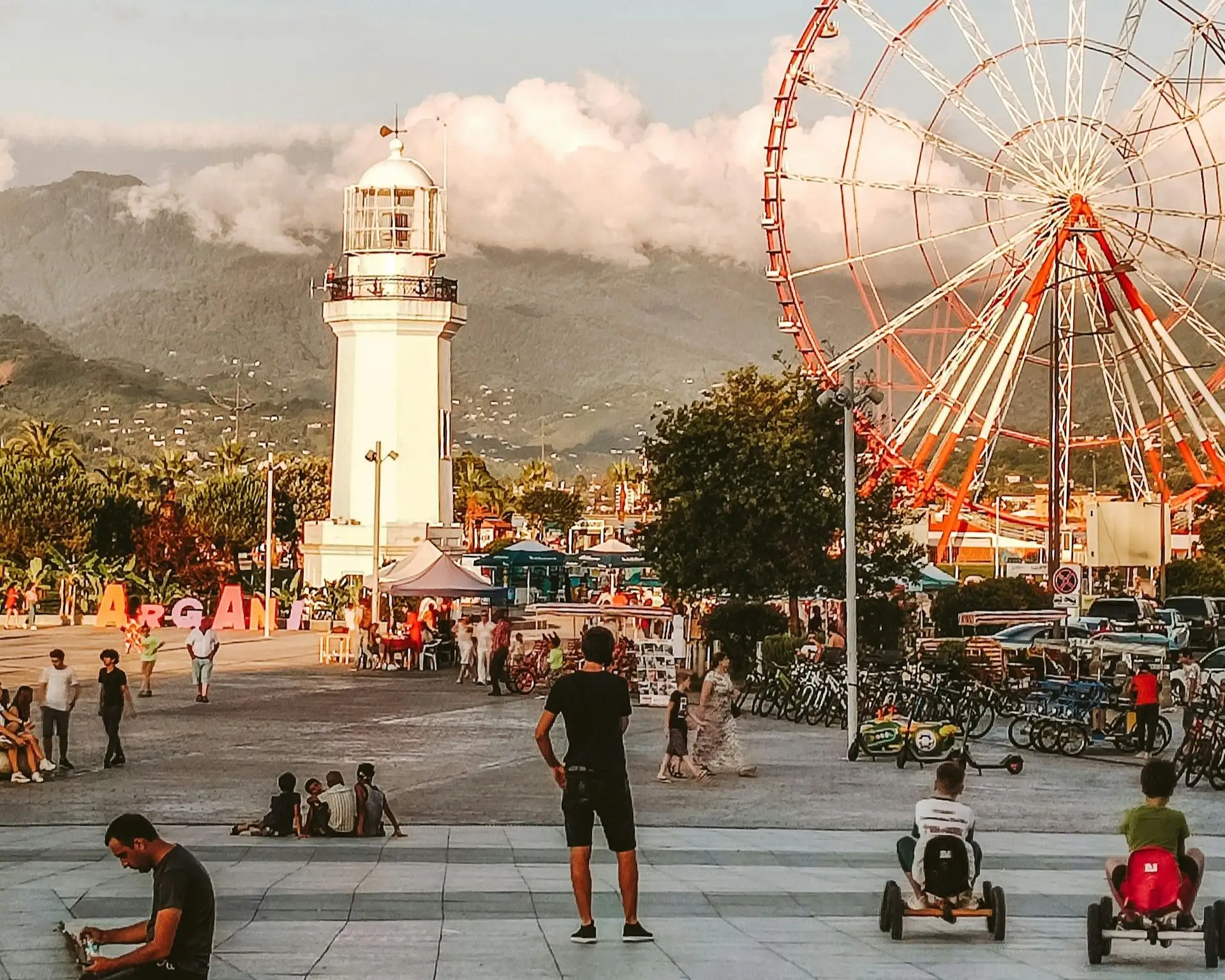 Une balade en famille dans Batoumi au bord de la mer Noire, avec sa grande roue et son phare