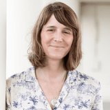 Portrait de Géraldine Sarobert, experte Shanti Travel en retraites spirituelles et voyages de conscience, passionnée par l’exploration intérieure et la nature.