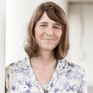 Portrait de Géraldine Sarobert, experte Shanti Travel en retraites spirituelles et voyages de conscience, passionnée par l’exploration intérieure et la nature.