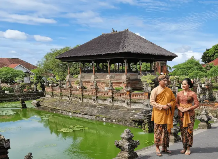 Voyage en Asie — Pavillon historique de Kerta Gosa à Bali, célèbre salle de justice aux plafonds peints et à l’architecture traditionnelle balinaise.