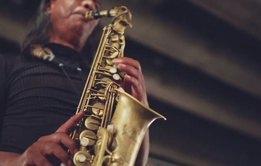 Gros plan d'un musicien de jazz en performance avec un saxophone.